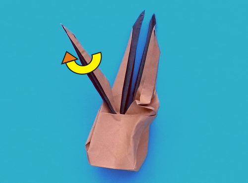 een enge boom met zwarte raaf erop knutselen een enge boom met zwarte raaf erop knutselen