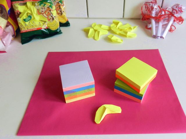 van Post-It Memos gemaakte gele bananen snoepjes