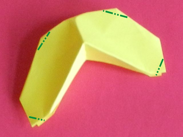 Gele bananensnoepjes maken van papier Gele bananensnoepjes maken van papier