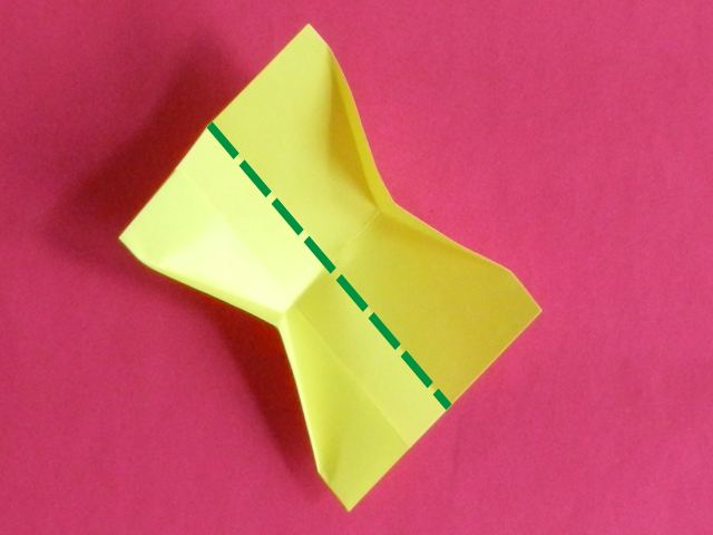 Gele bananensnoepjes maken van papier Gele bananensnoepjes maken van papier