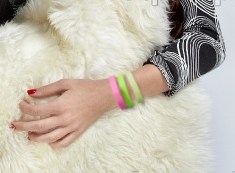meisje met post it memo armbanden om haar pols meisje met post it memo armbanden om haar pols