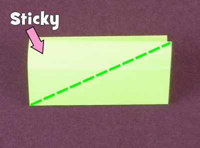 een insect van een post-it memo knutselen
