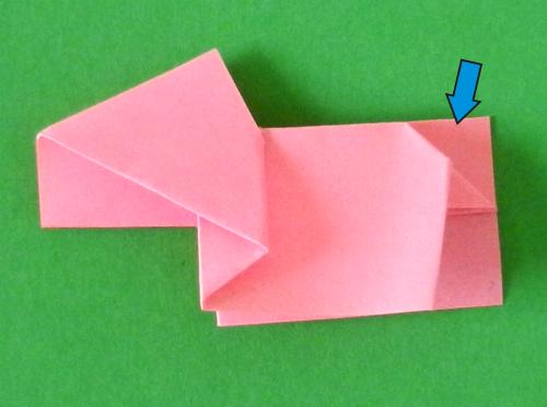 Een varken vouwen van roze papier