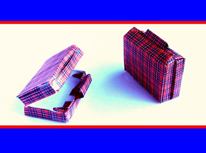 Origami koffer met rode ruitjes