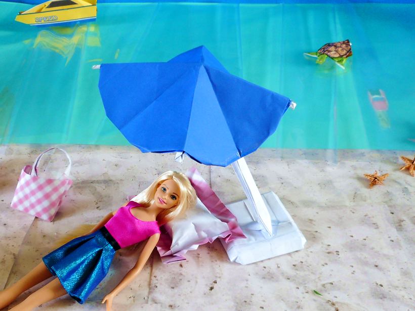 Barbie onder een parasol