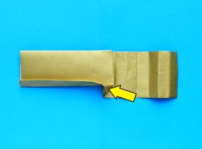 een goudkleurig zwaard van papier knutselen een goudkleurig zwaard van papier knutselen