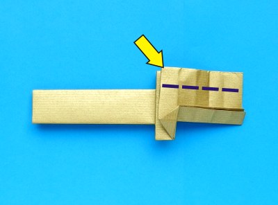 een goudkleurig zwaard van papier knutselen een goudkleurig zwaard van papier knutselen