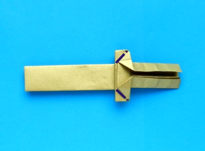 een goudkleurig zwaard van papier knutselen een goudkleurig zwaard van papier knutselen