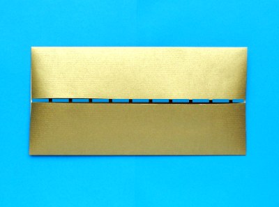 een goudkleurig zwaard van papier knutselen een goudkleurig zwaard van papier knutselen