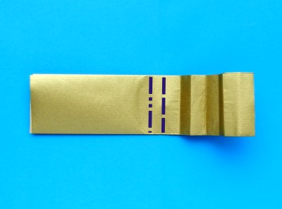 een goudkleurig zwaard van papier knutselen een goudkleurig zwaard van papier knutselen