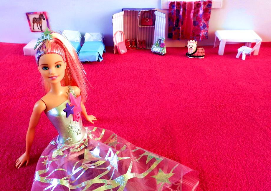 Barbie in een poppenhuis