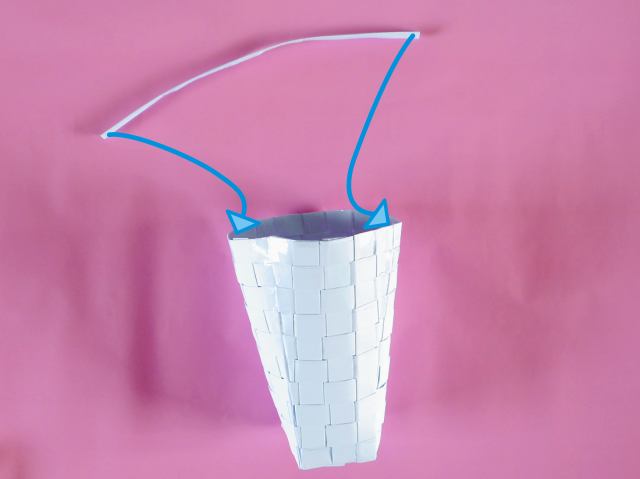 Mandje van papier vlechten Mandje van papier vlechten