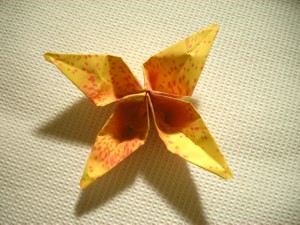 Gele Origami bloem