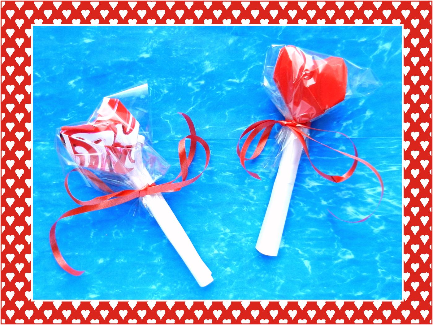 valentijnskaartje met twee hartvormige lollies