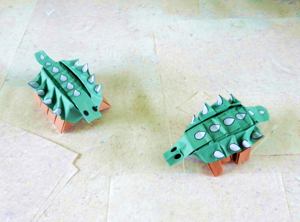 kaartje van twee grappige dinosaurussen met stekels kaartje van twee grappige dinosaurussen met stekels