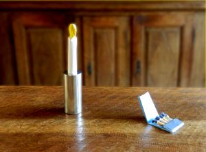 kerstkaartje van een papierkunst brandende kaars