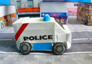 kaartje van een speelgoed politiebusje in de stad kaartje van een speelgoed politiebusje in de stad