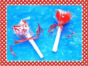 Valentijnskaartje van twee hartvormige lollies