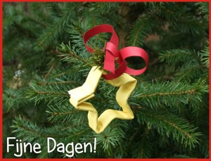 kerstkaartje van een sterretje die is opgehangen aan een strik kerstkaartje van een sterretje die is opgehangen aan een strik