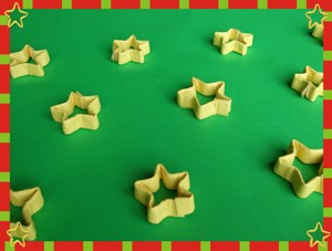 kerstkaartje met gele sterretjes op een groene achtergrond