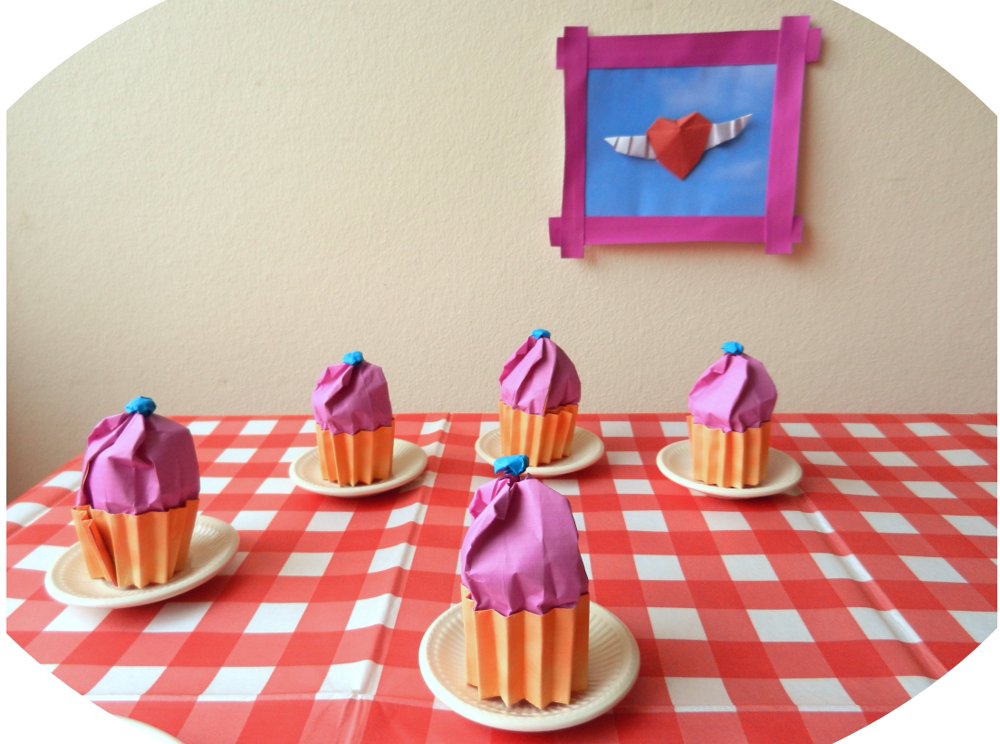 kaartje met roze cakejes op de tafel