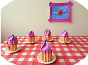 kaartje met roze cakejes op kleine schaaltjes