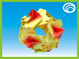 kaartje met een gele modulaire bal van papieren bloemen kaartje met een gele modulaire bal van papieren bloemen