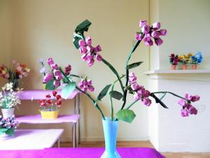 kaartje met roze besjes in een glazen vaasje kaartje met roze besjes in een glazen vaasje