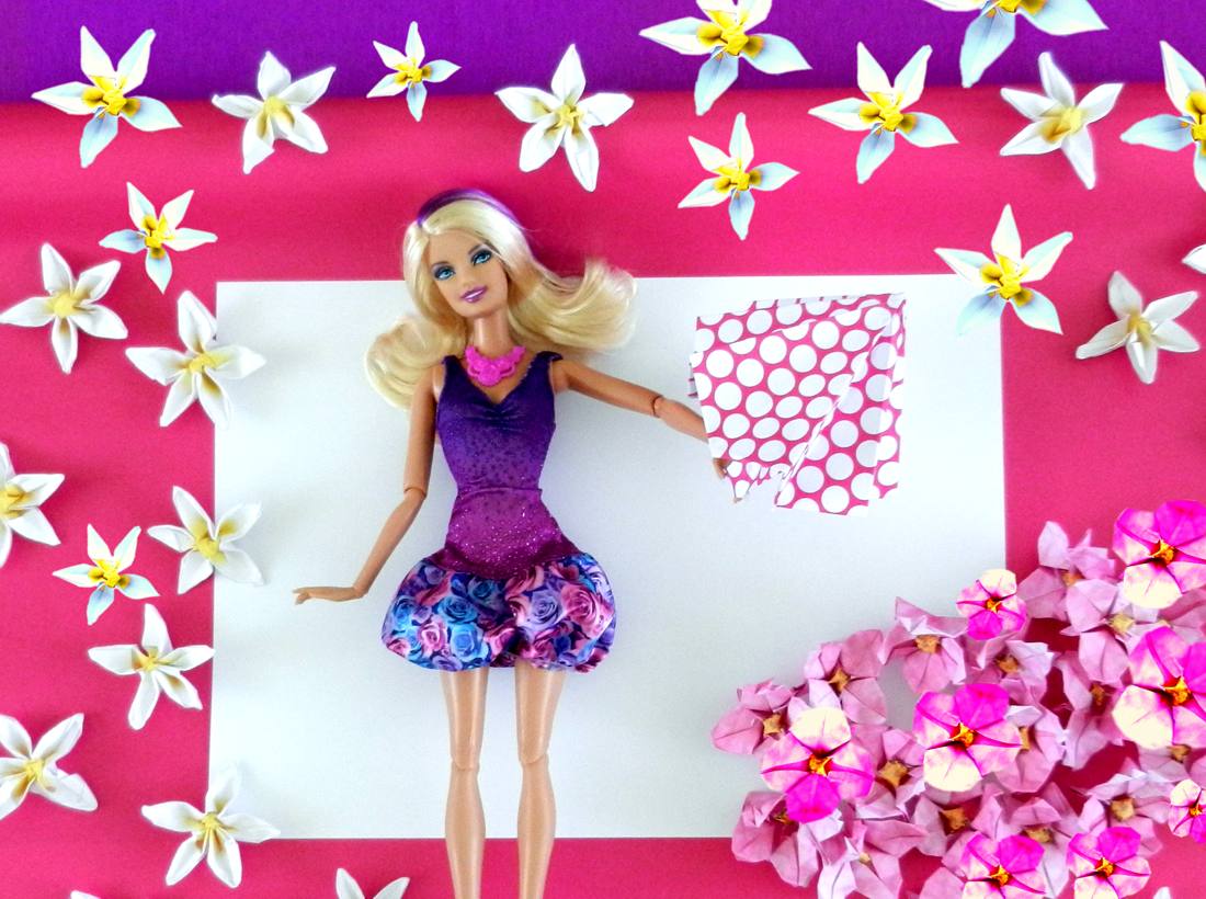 Roze Barbie kaartje van een bloemenregen