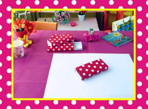 Roze polka dot doosjes van papier