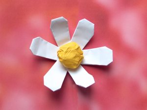 Card with a cute kirigami daisy