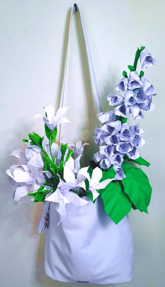 Origami bloemen in een tas