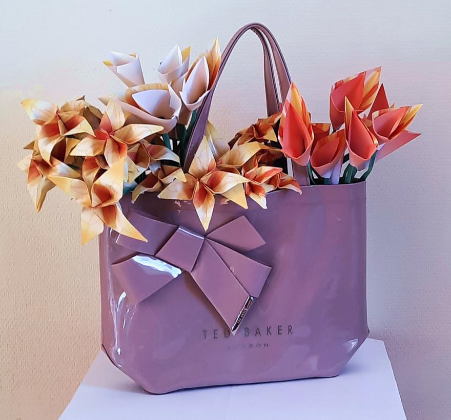 Origami bloemen in een tas