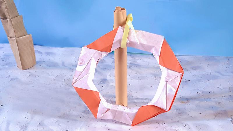 Miniatuur reddingsboei van papier