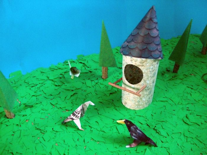 vogels van papier bij een vogelhuisje vogels van papier bij een vogelhuisje