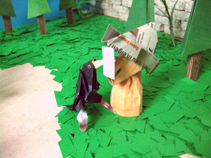 paard met een hoedje van papier op zijn hoofd