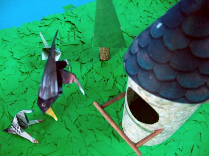 papieren merel die van een vogelhuisje afvalt papieren merel die van een vogelhuisje afvalt