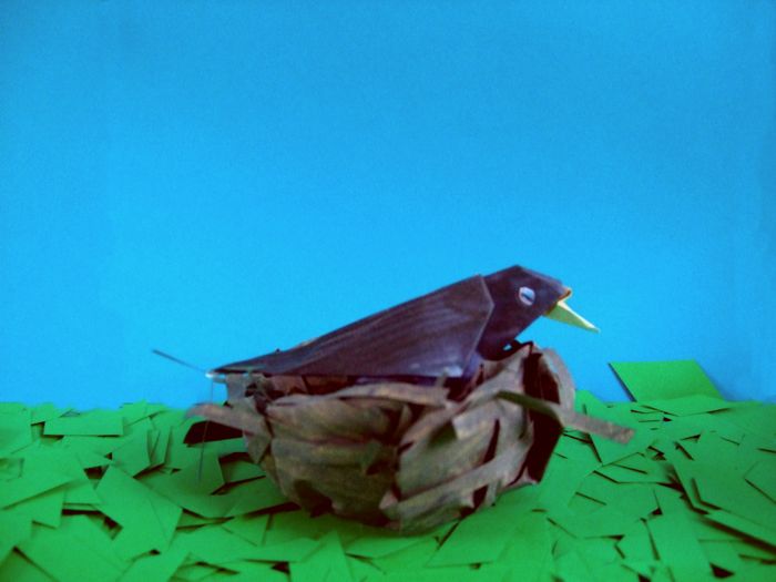 papieren merel in een nest