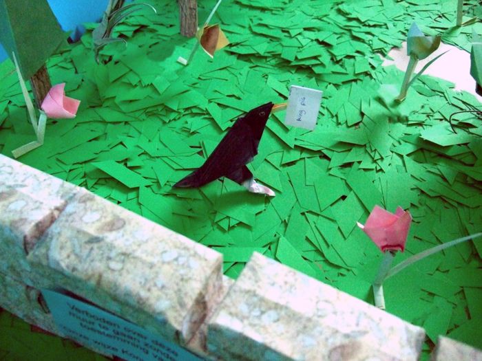 vogel over een muur van papier vogel over een muur van papier