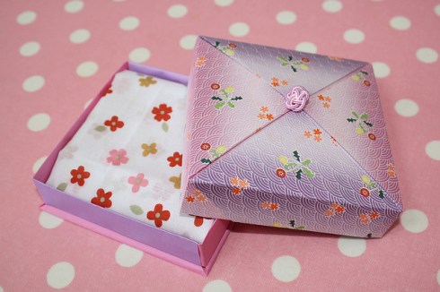 japans doosje op een roze polkadot achtergrond japans doosje op een roze polkadot achtergrond