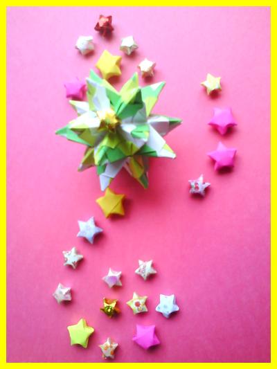 kawaii gelukssterren en een kusudama van papier