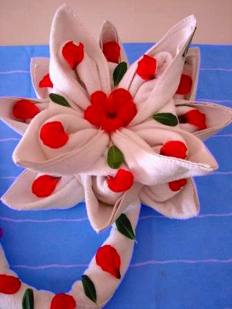 grote bloem die van handdoeken is gemaakt