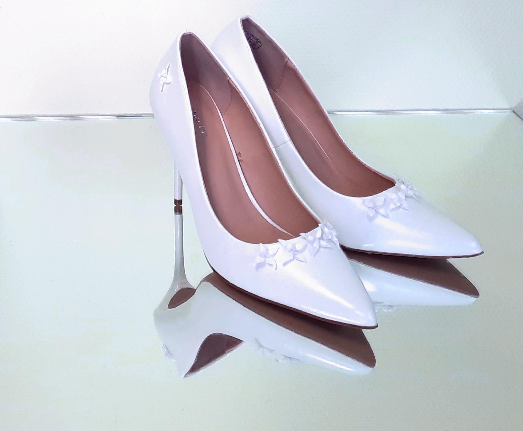 Pumps with Flower Studs