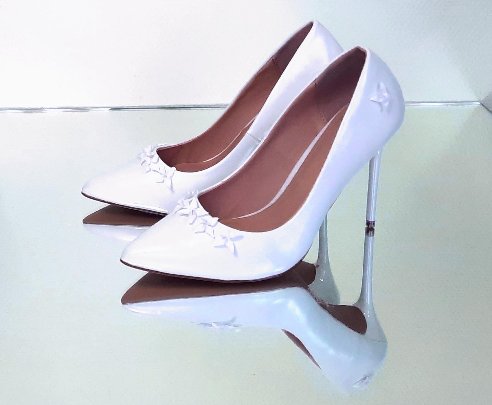 Pumps with Flower Studs