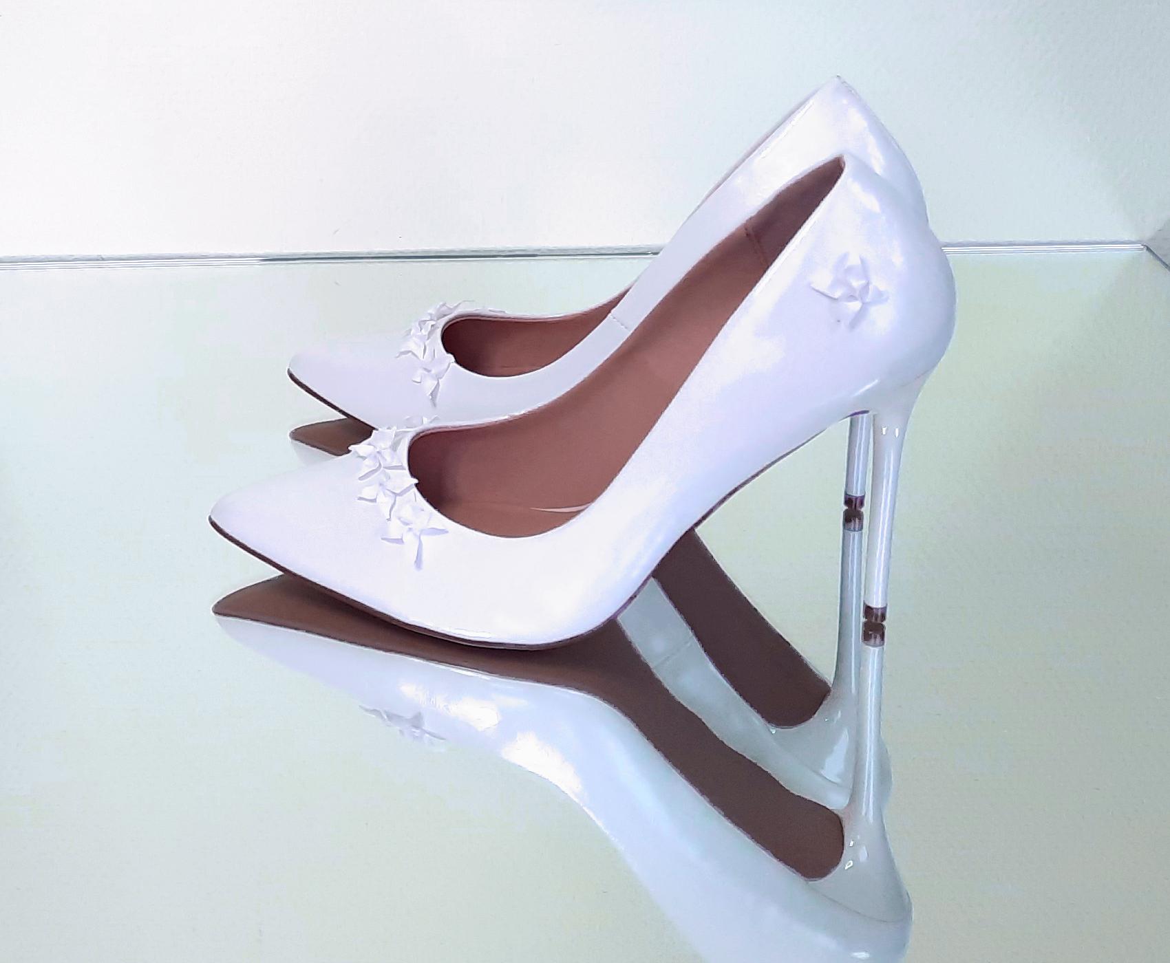 Pumps with Flower Studs