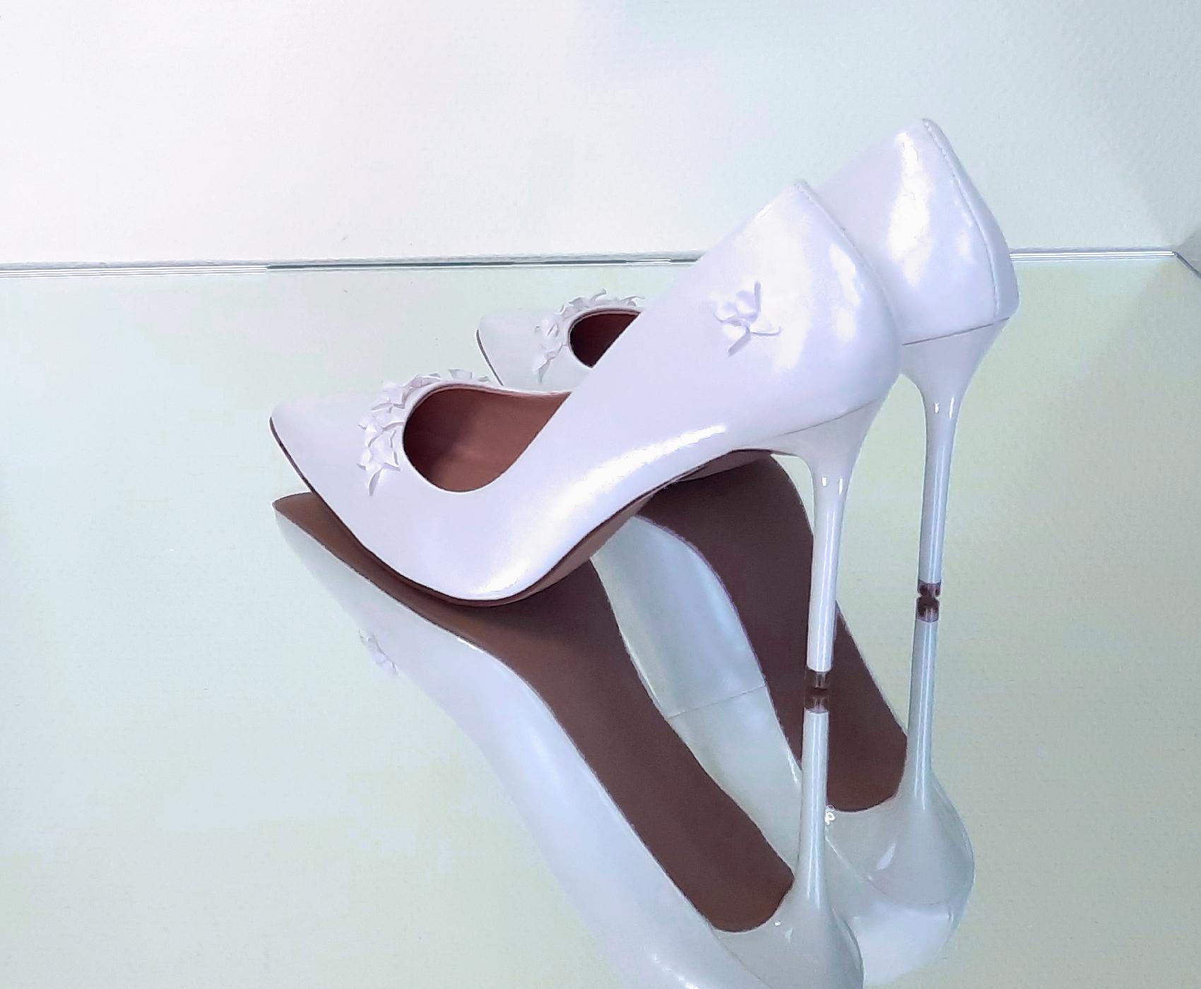 Pumps with Flower Studs