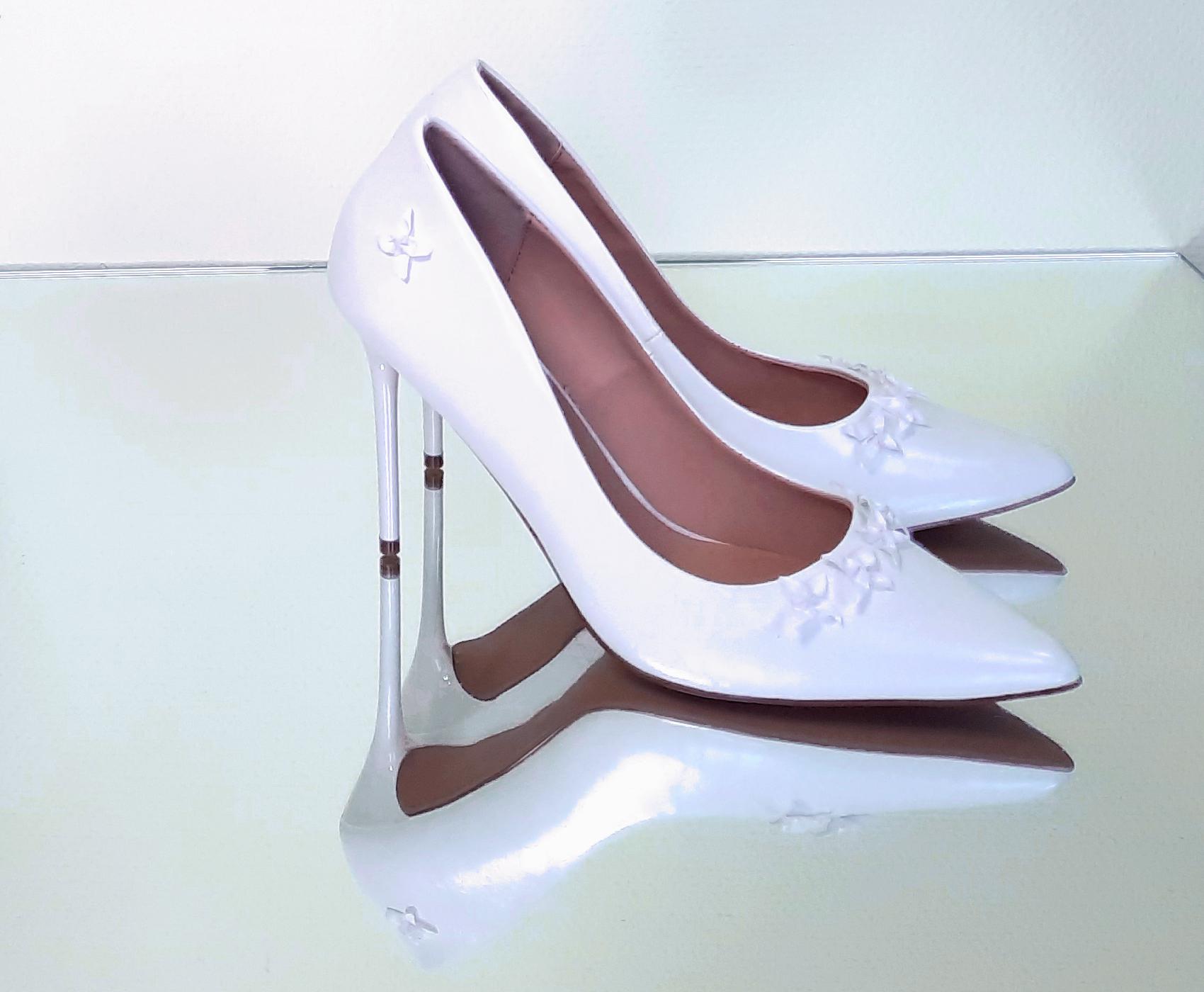 Pumps with Flower Studs