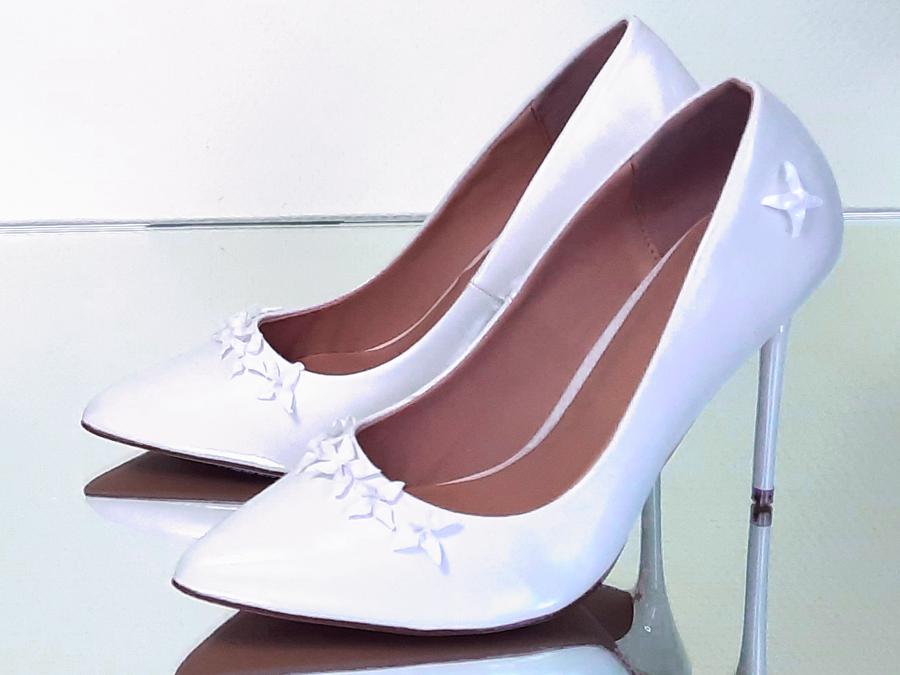 Pumps with Flower Studs