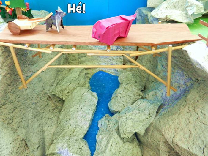varken en een ezel op een houten brug