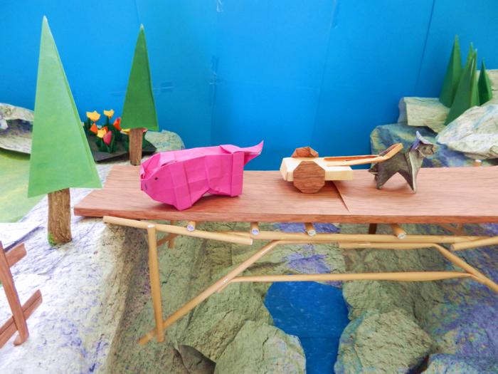 papierkunst dieren op een houten brug